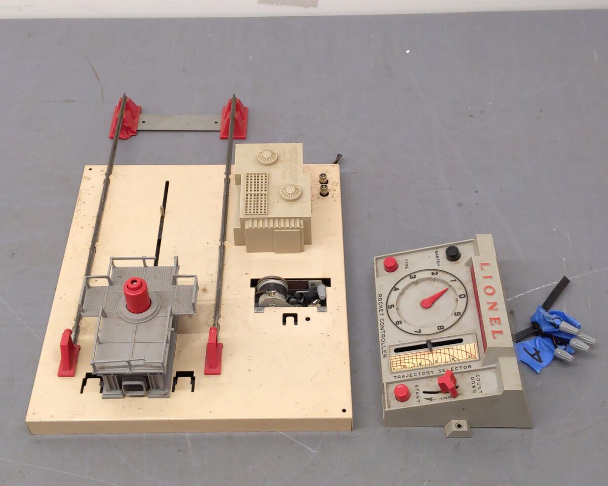 Lionel 175 Vintage O Operating Rocket Launcher Platform VG
