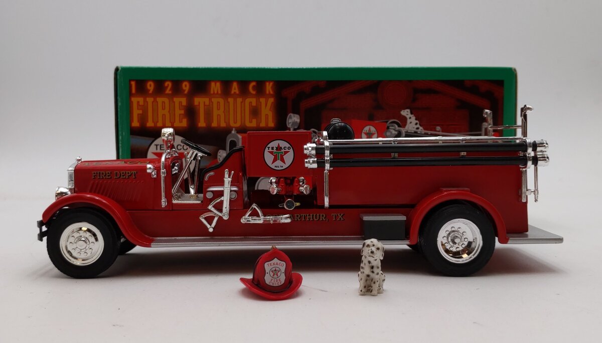Ertl F415 1:30 1998 Texaco #15 1929 Mack Fire Engine W/Helmet & Dog Bank NIB