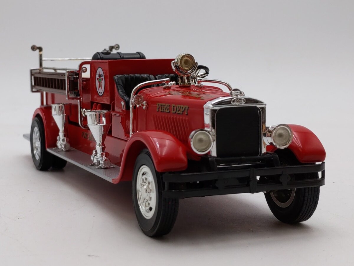 Ertl F415 1:30 1998 Texaco #15 1929 Mack Fire Engine W/Helmet & Dog Bank NIB