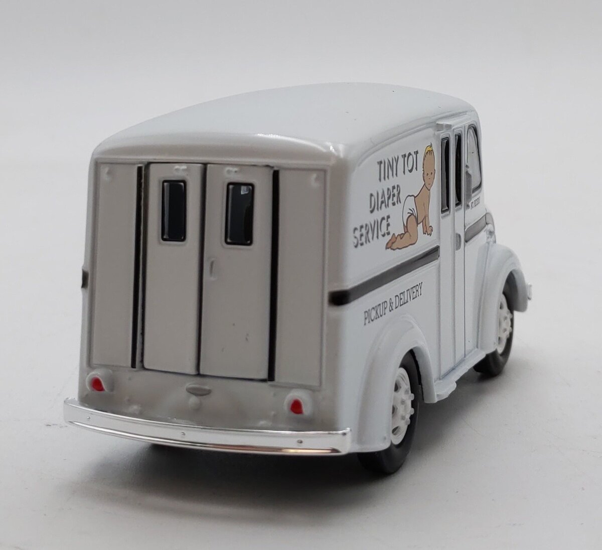 Road Champs RC50004 1:43 1950 Tiny Tot Diaper Service Divco Die Cast NIB