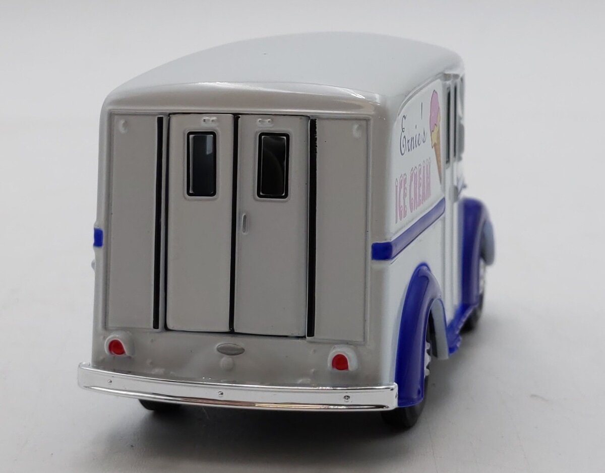 Road Champs RC50003 1:43 Die Cast1950 Divco Ernie's  Ice Cream Truck NIB