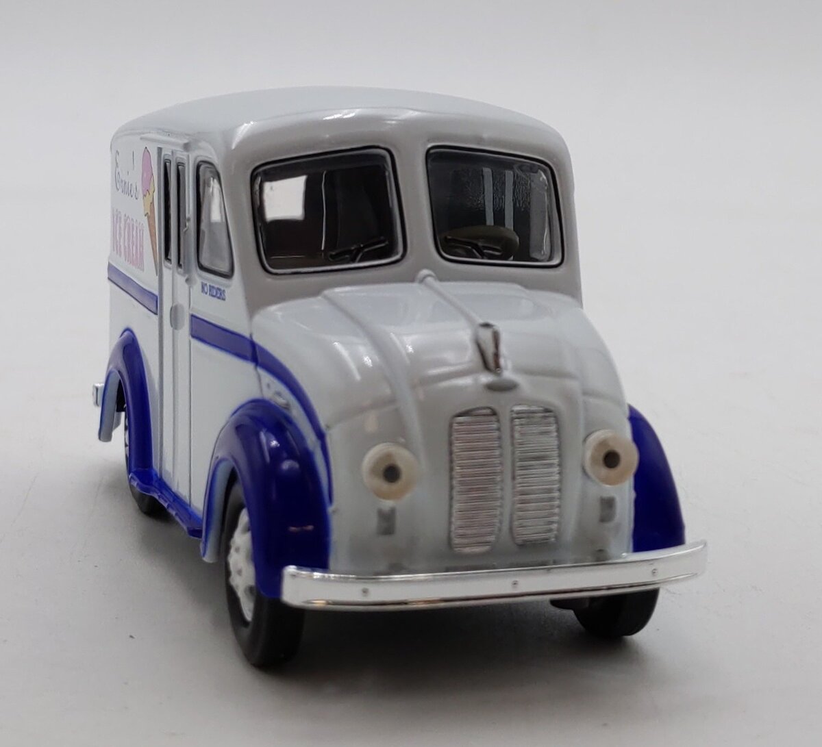 Road Champs RC50003 1:43 Die Cast1950 Divco Ernie's  Ice Cream Truck NIB