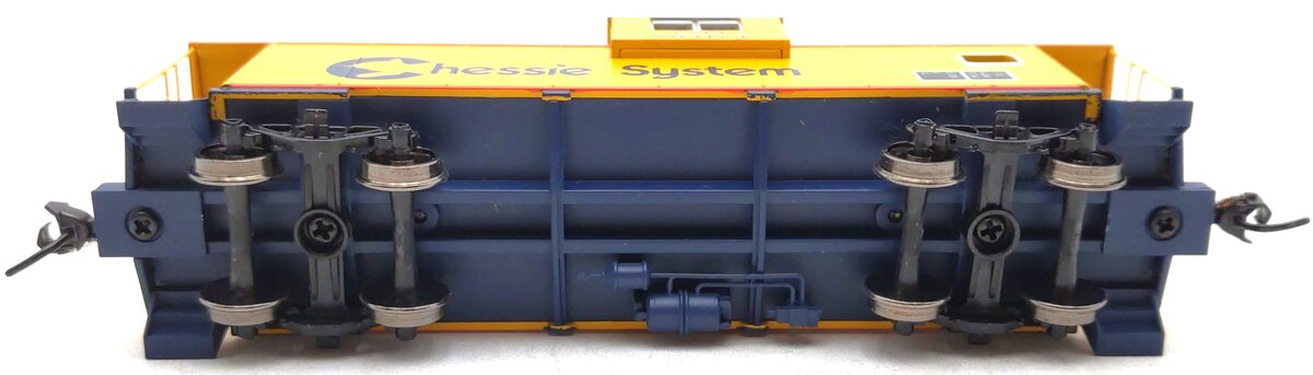 Walthers 910-8704 HO Chessie C&O International Extended Wide-Vision Caboose