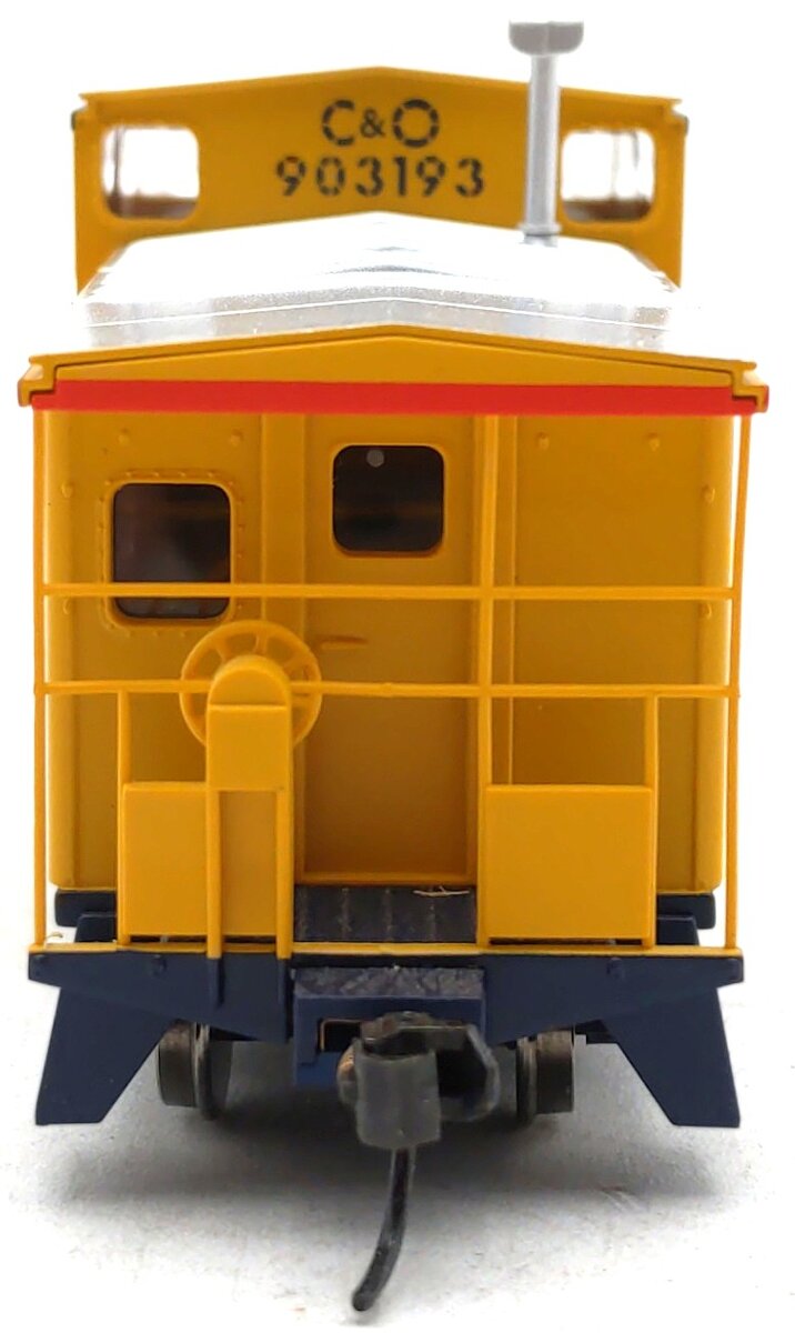 Walthers 910-8704 HO Chessie C&O International Extended Wide-Vision Caboose