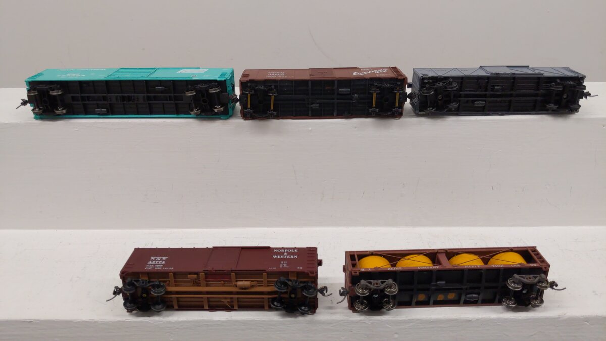 HO Scale Assorted Freight Cars: 73, 229408, 42774, 60857, 36205 [5] EX