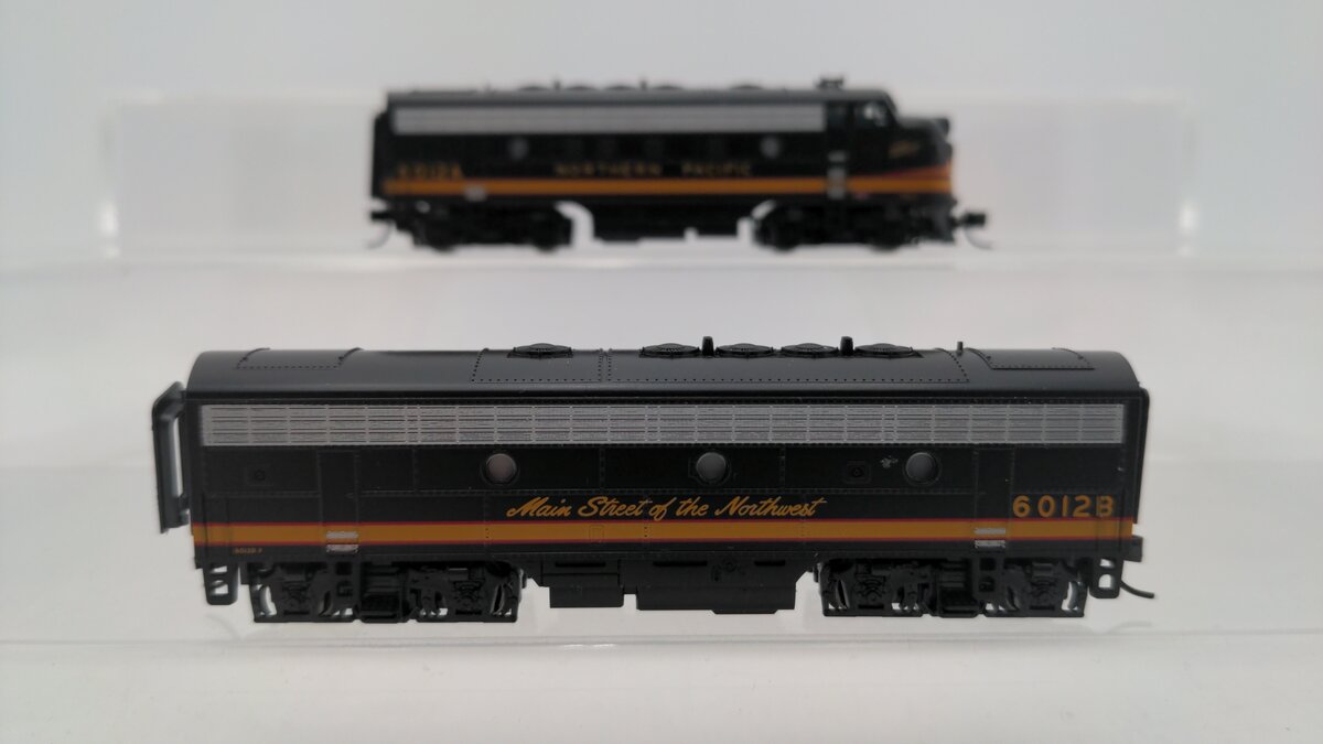 Kato 106-0422-DCC N Northern Pacific EMD F7A & F7B Diesel with DCC #6012A,6012B  EX/Box