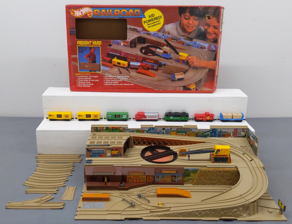 Hot Wheels 5758 Railroad Fright Yard Play Set EX/Box
