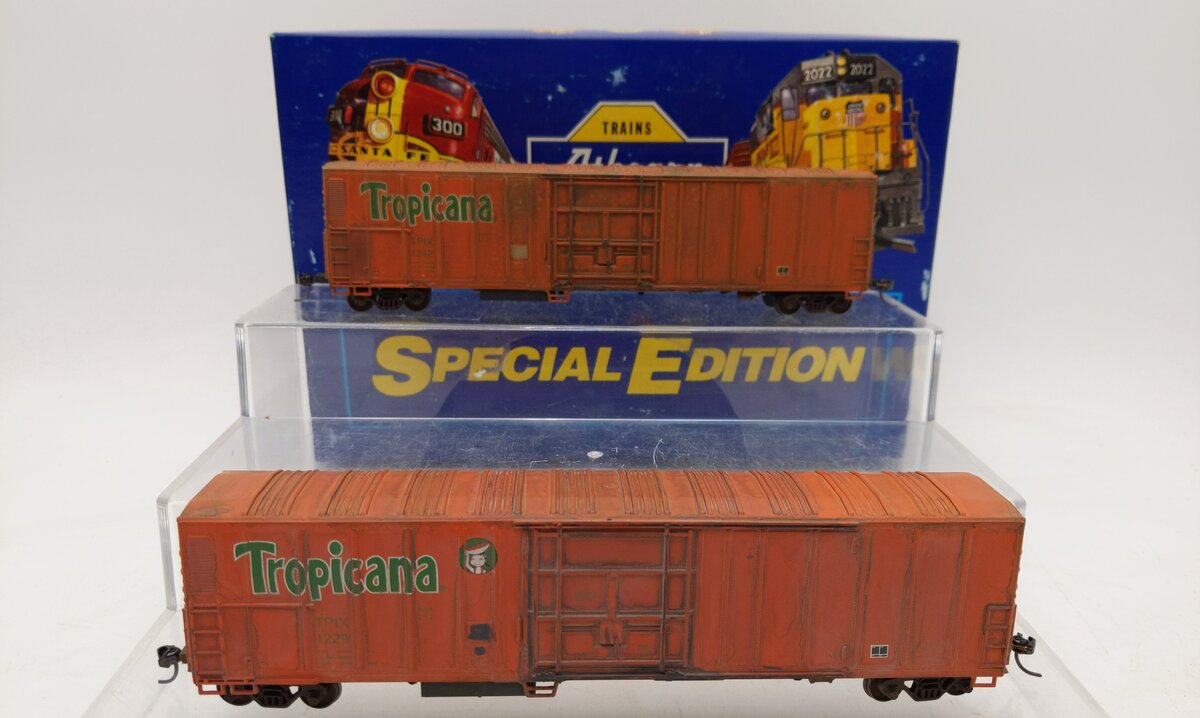Athearn 2319 HO Tropicana Reefer Cars #1229 & 1242 -Assembled Weathered/Box