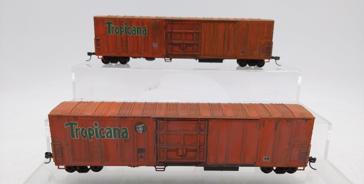 Athearn 2319 HO Tropicana Reefer Cars #1229 & 1242 -Assembled Weathered/Box