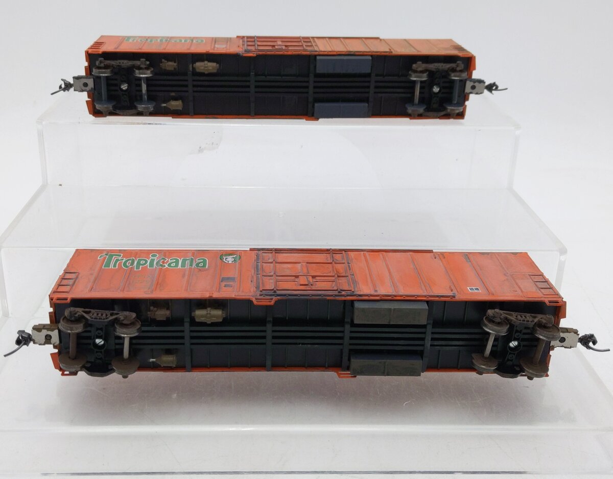Athearn 2319 HO Tropicana Reefer Cars #1229 & 1242 -Assembled Weathered/Box