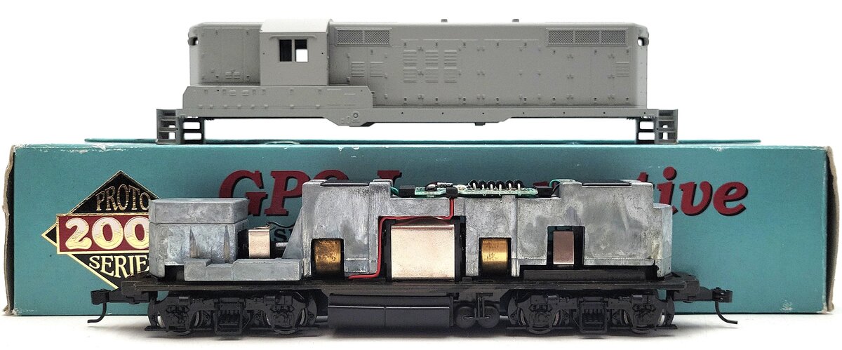 Proto 2000 21749 HO Scale Undecorated Phase III Diesel Locomotive LN/Box
