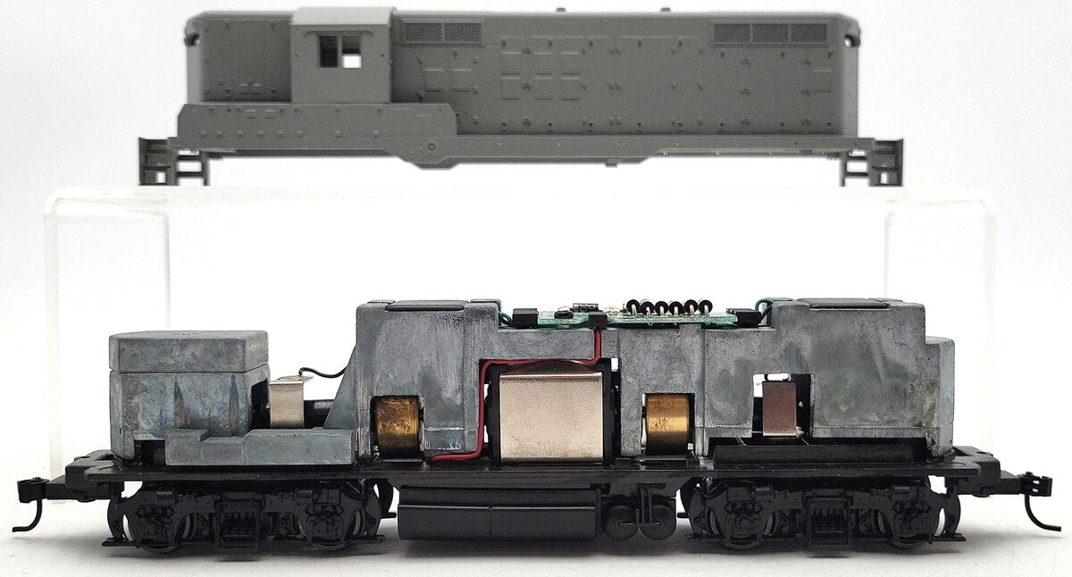Proto 2000 21749 HO Scale Undecorated Phase III Diesel Locomotive LN/Box
