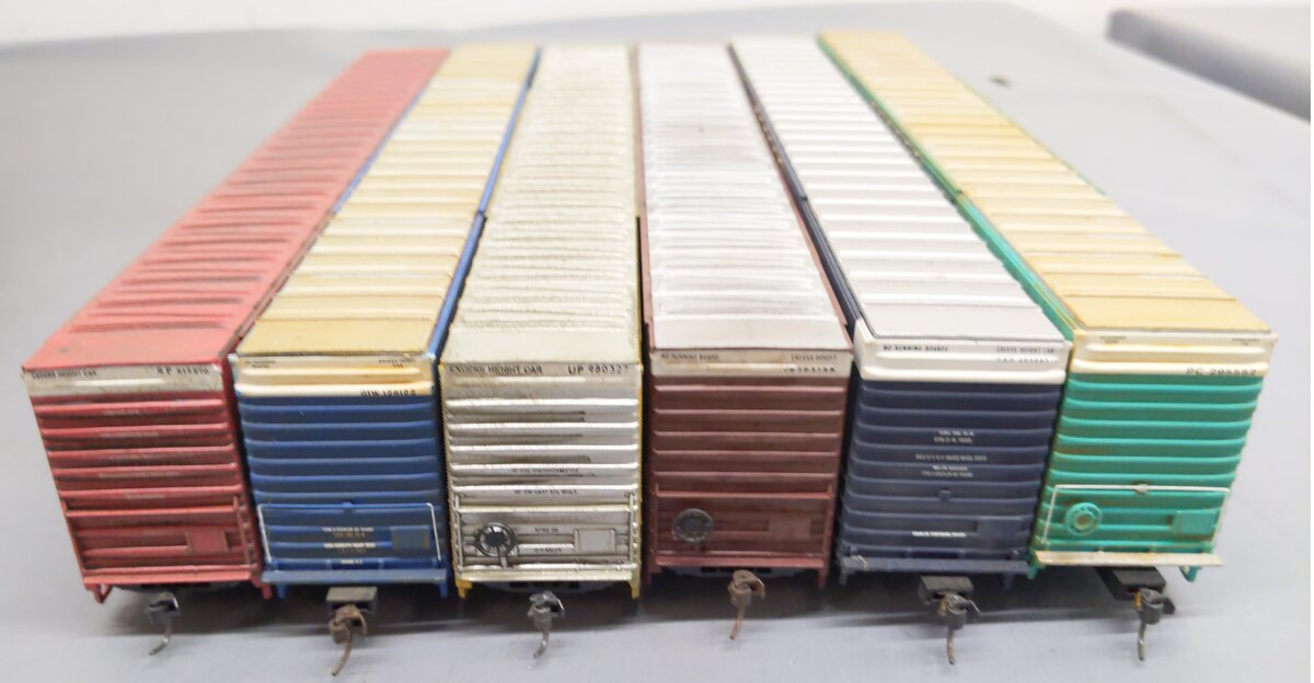 Assorted HO Scale Boxcars (6)