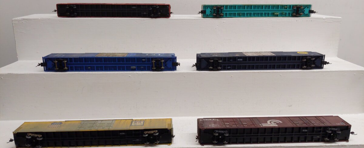 Assorted HO Scale Boxcars (6)