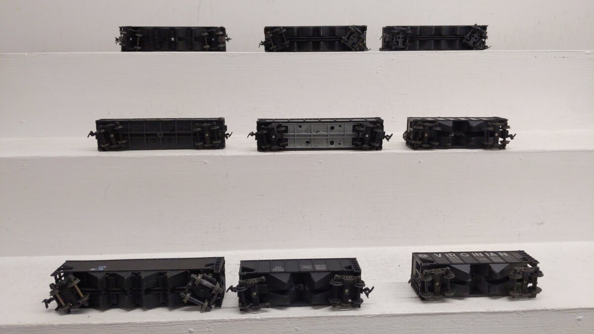 Assorted HO Scale Assorted Hoppers & Gondolas [9] EX