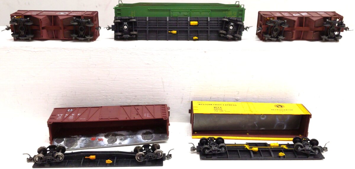 Accurail Assorted HO Scale Freight Cars: 4501.2, 5909.1, 2512.3, 23013, 8302 [5] VG/Box