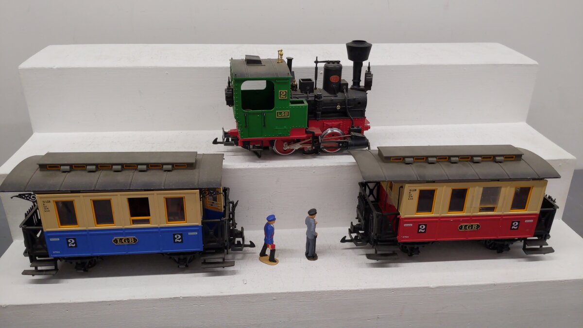 LGB 20301 G Scale Steam Passenger Train W/1 Locomotive 2 Cars & 2 Plastic Figure VG/Box