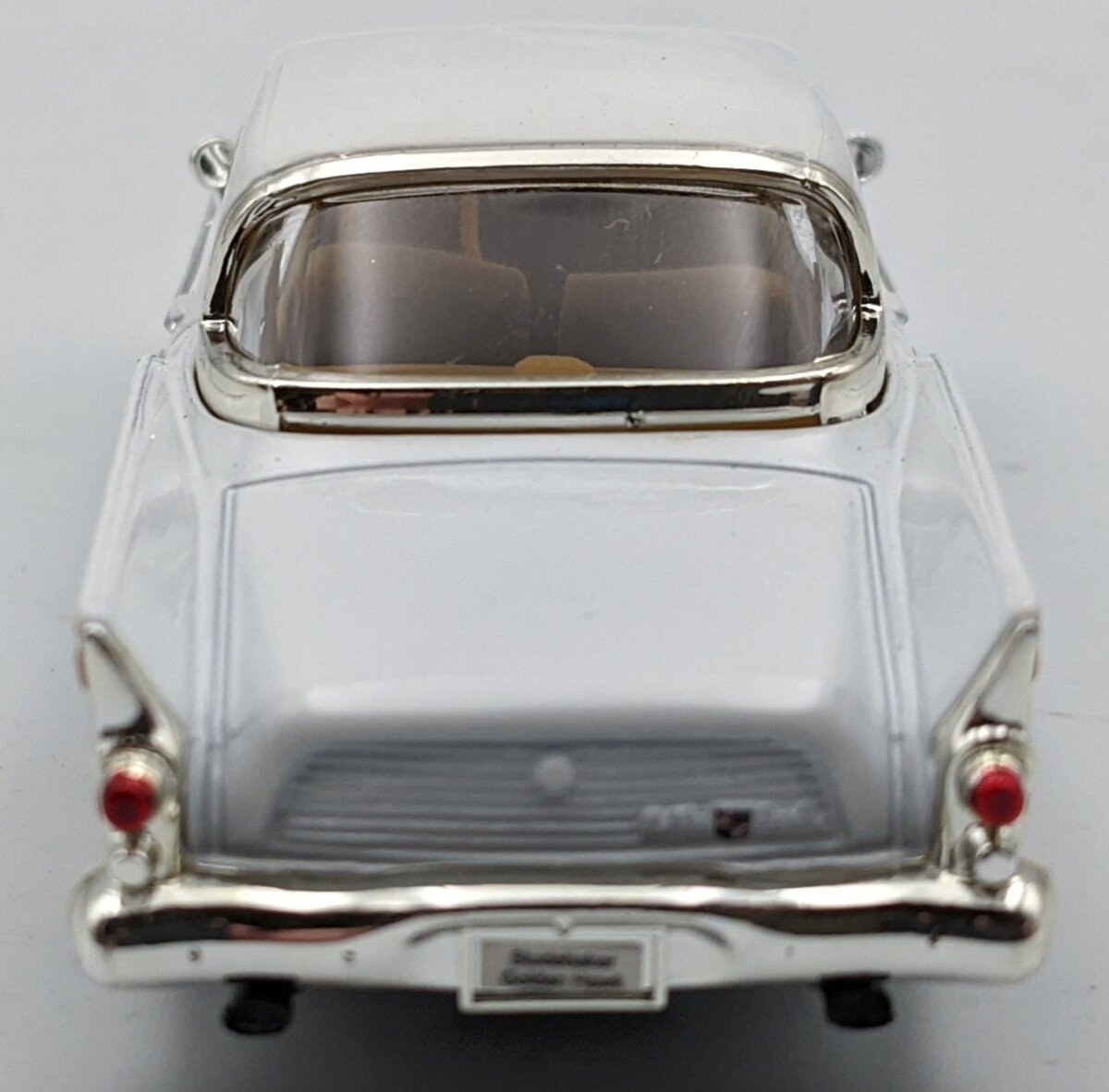 Road Signature 94254 1:43 White 1958 Studebaker Golden Hawk MT/Box