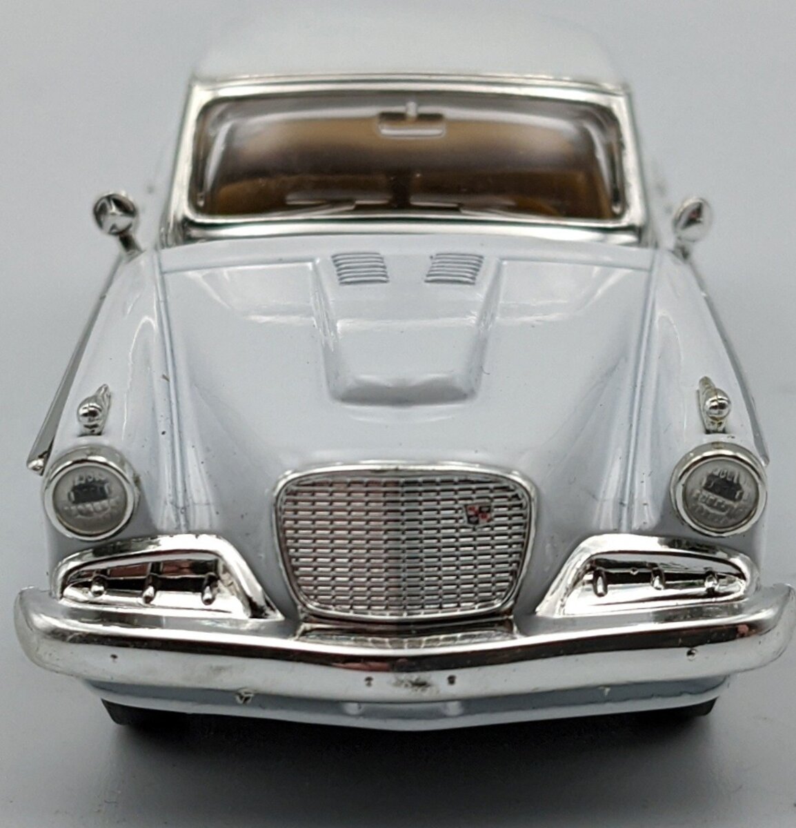 Road Signature 94254 1:43 White 1958 Studebaker Golden Hawk MT/Box
