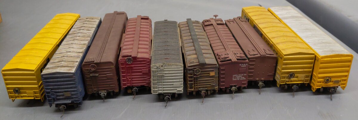 Assorted HO Scale Refrigerator & Box Cars Weathered [10]