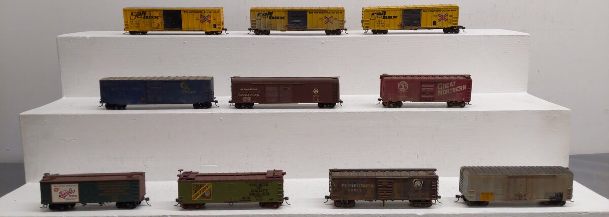 Assorted HO Scale Refrigerator & Box Cars Weathered [10]