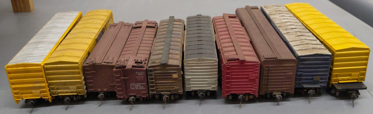 Assorted HO Scale Refrigerator & Box Cars Weathered [10]