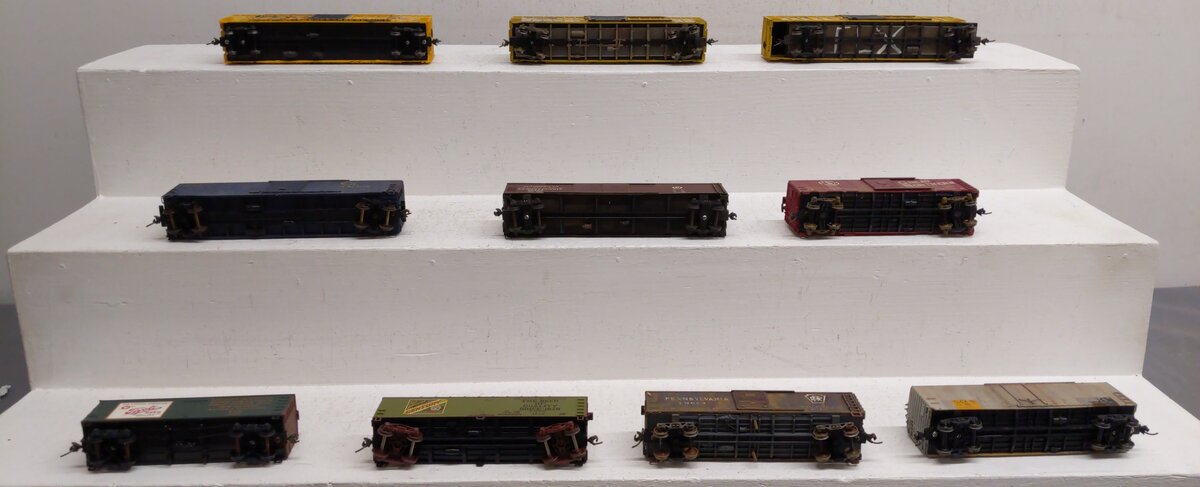 Assorted HO Scale Refrigerator & Box Cars Weathered [10]