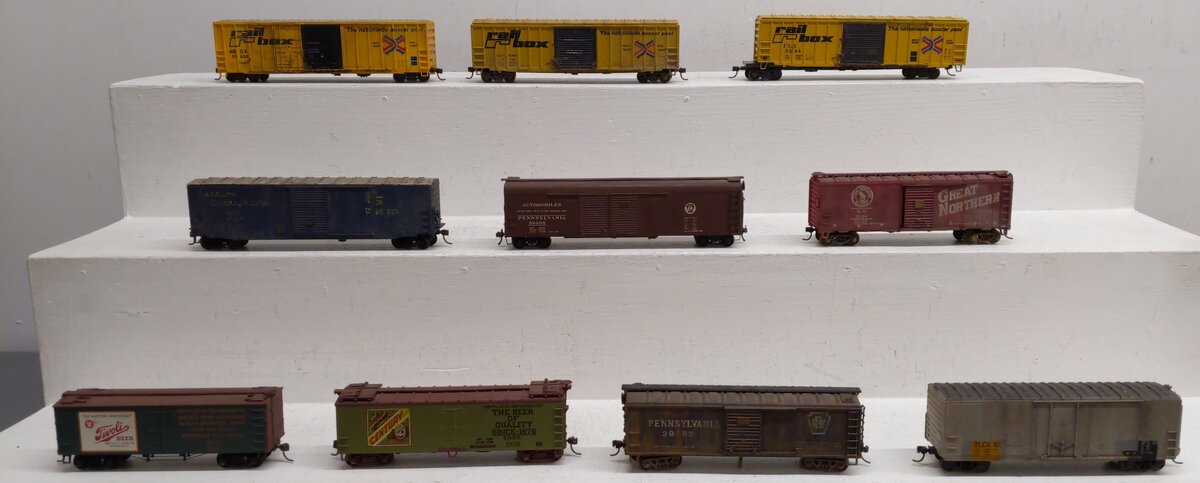 Assorted HO Scale Refrigerator & Box Cars Weathered [10]