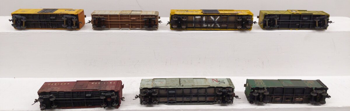 Assorted HO Scale refrigerator & Box Car Weathered [7]