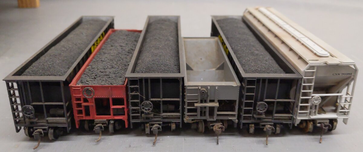 Assorted HO Scale Custom Weathered Uncovered & Covered Hoppers [6]