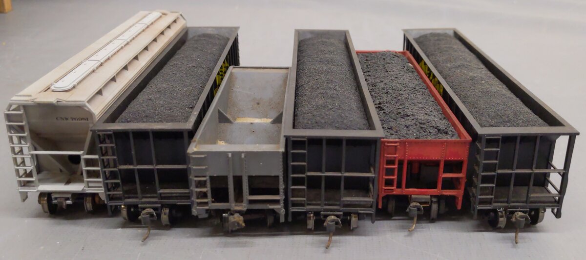 Assorted HO Scale Custom Weathered Uncovered & Covered Hoppers [6]