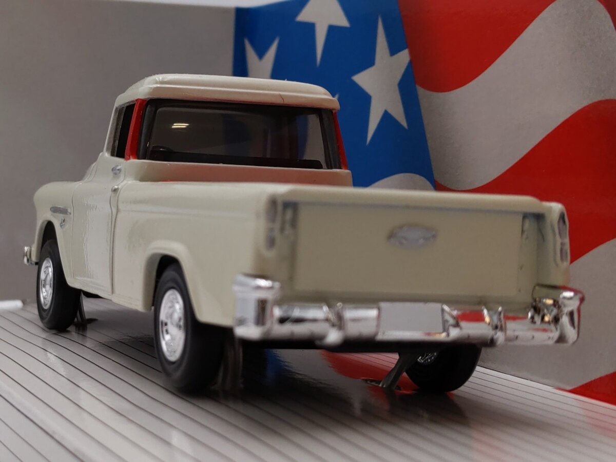Ertl 2155 1:43 Cream & Red 1955 Chevy Cameo Pickup Classic Vehicles NIB