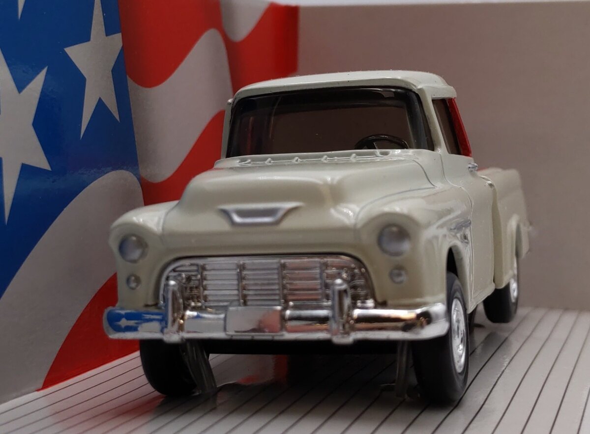 Ertl 2155 1:43 Cream & Red 1955 Chevy Cameo Pickup Classic Vehicles NIB