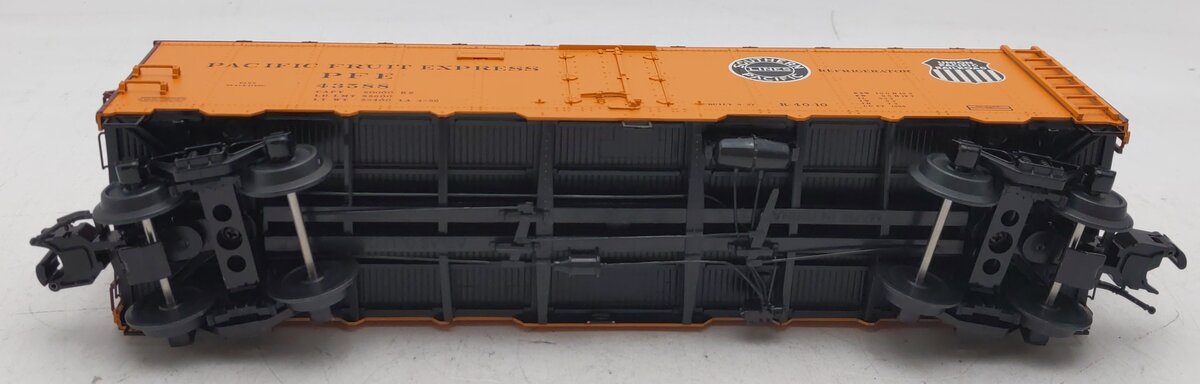 Atlas 8513D O Scale PFE 40' Steel Reefer (3 Rail) #43588 LN/Box