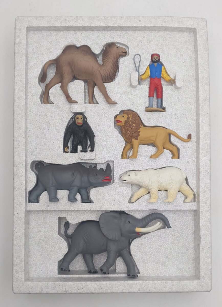 LGB 5027 G Scale Animal Figures And Trainer (Set of 7) LN/Box