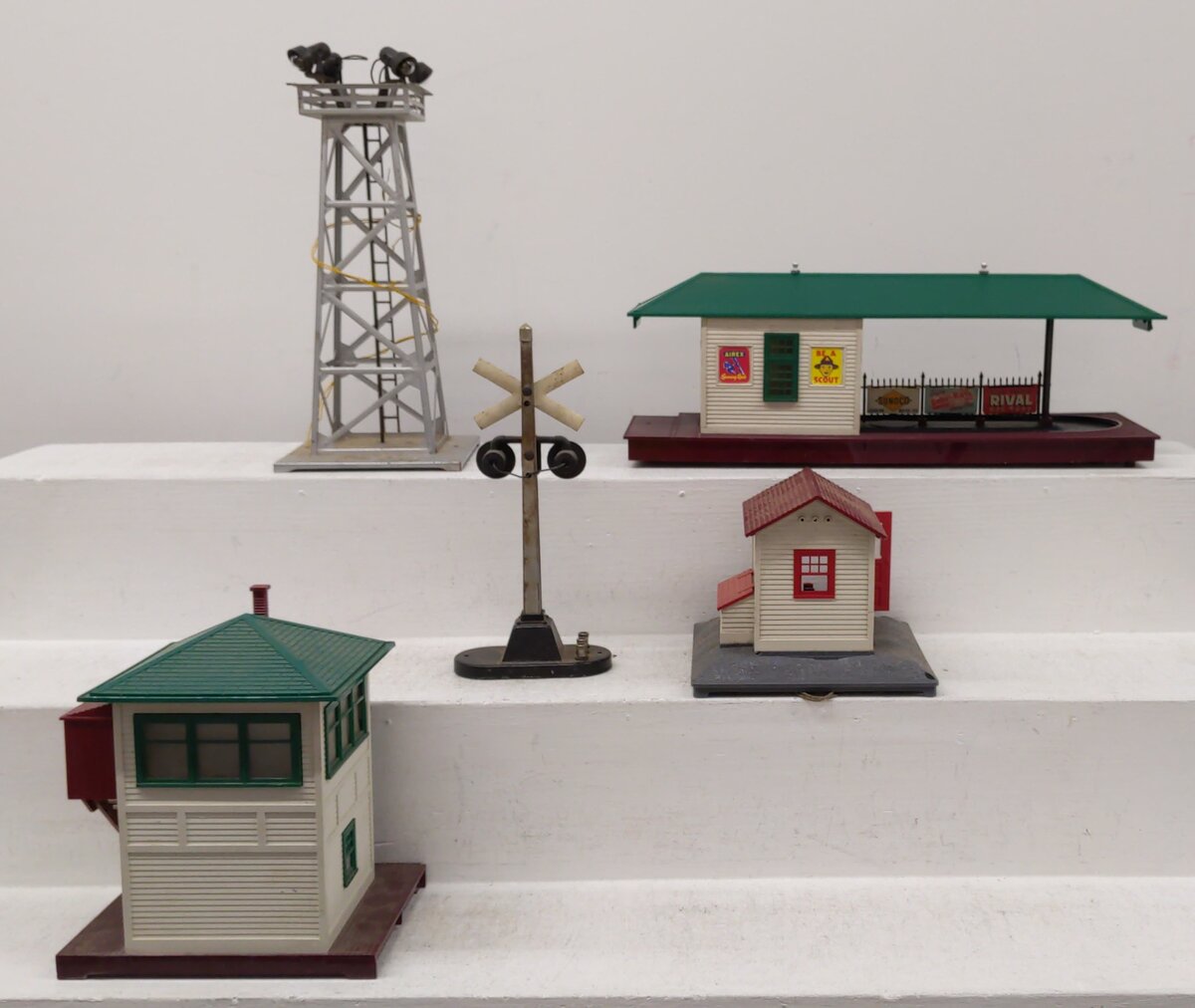 Lionel Vintage O Operating Building and Accessories #395/154/125/445/356 VG