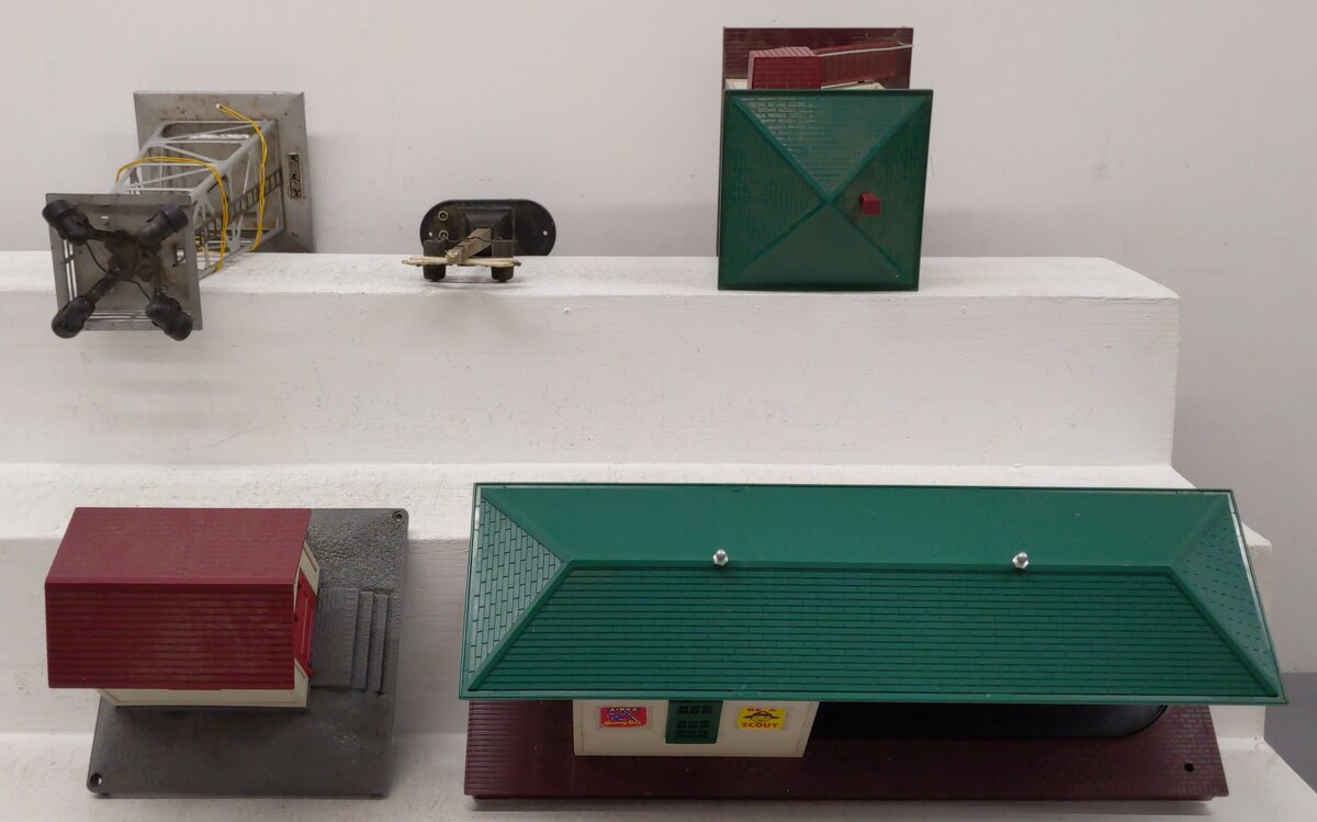 Lionel Vintage O Operating Building and Accessories #395/154/125/445/356 VG