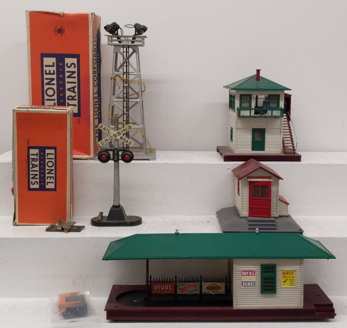 Lionel Vintage O Operating Building and Accessories #395/154/125/445/356 VG