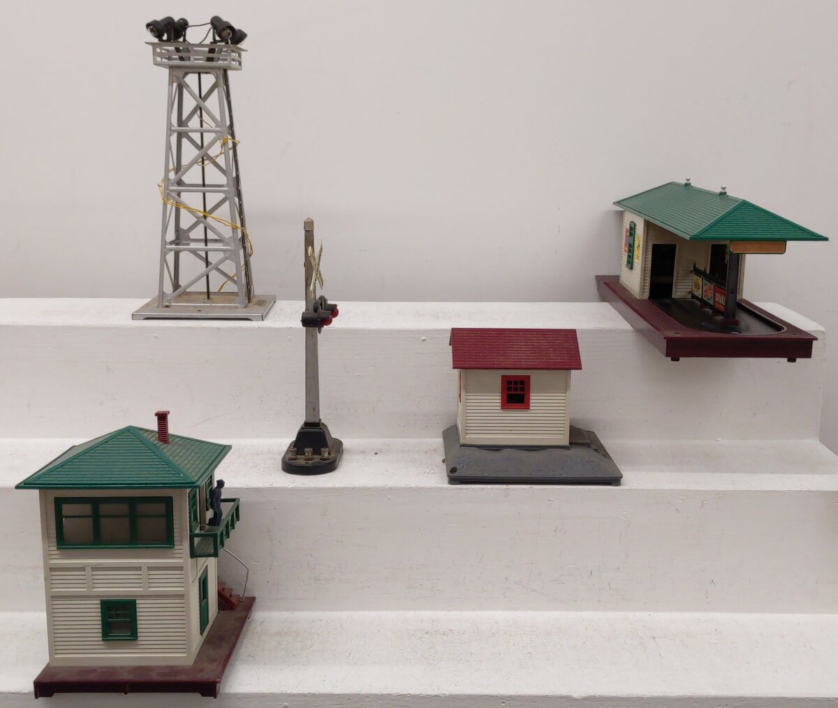 Lionel Vintage O Operating Building and Accessories #395/154/125/445/356 VG