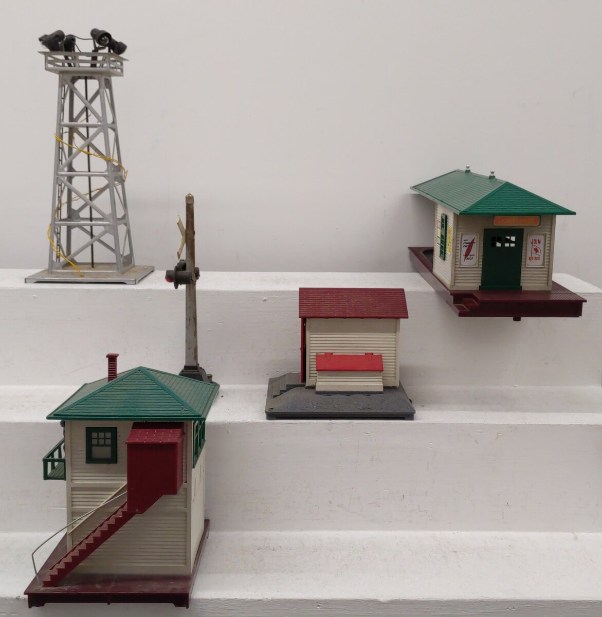 Lionel Vintage O Operating Building and Accessories #395/154/125/445/356 VG