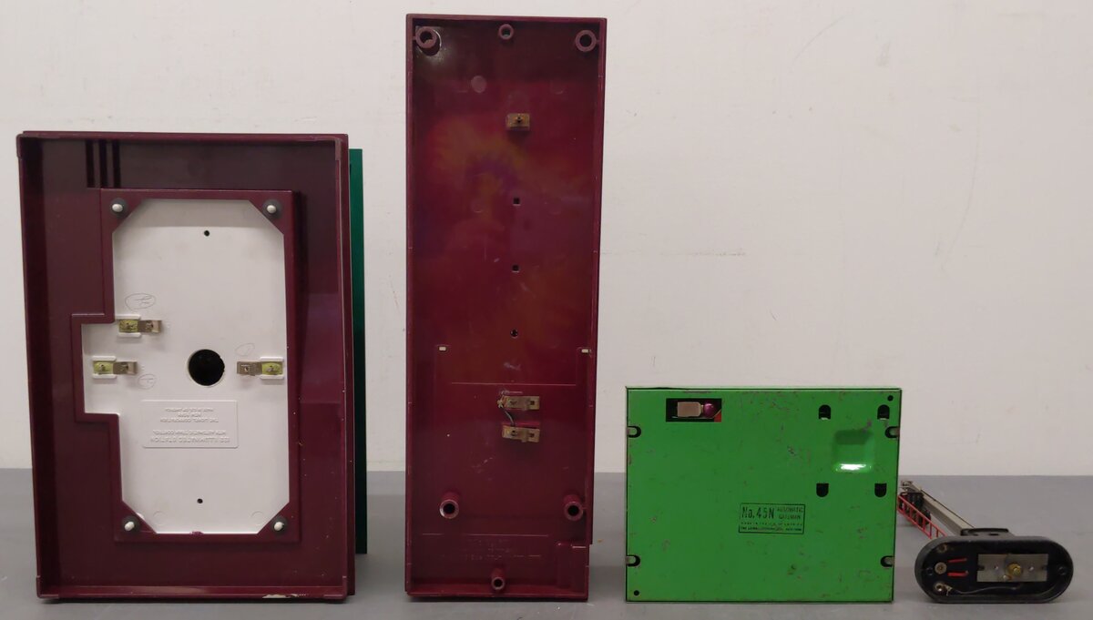 Lionel Vintage O Illuminated/Operational Stations & Signals #151/45N/132/256 (4) VG