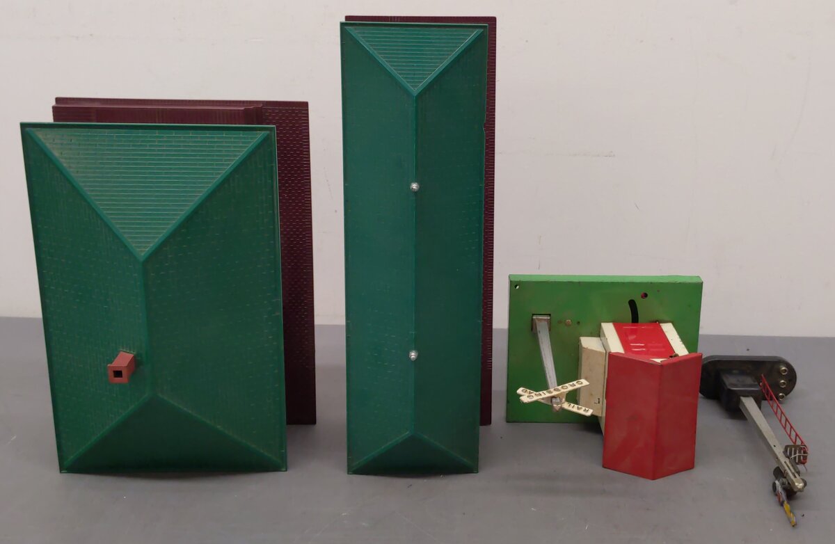 Lionel Vintage O Illuminated/Operational Stations & Signals #151/45N/132/256 (4) VG
