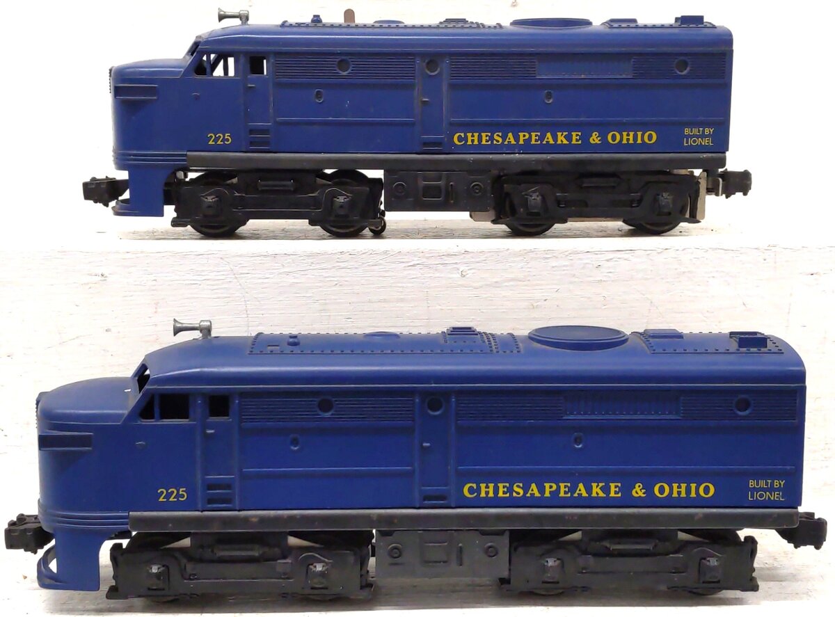 Lionel 225 Vintage O Chesapeake & Ohio AA Diesel Locomotive Set VG