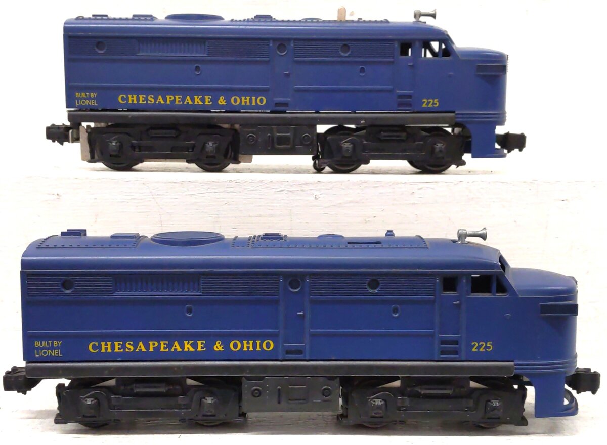 Lionel 225 Vintage O Chesapeake & Ohio AA Diesel Locomotive Set VG