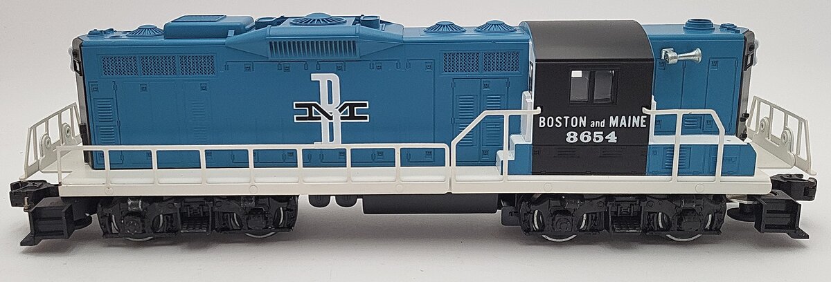 Lionel 6-8654 O Gauge Boston & Maine GP-9 Powered Diesel Locomotive #8654 EX/Box
