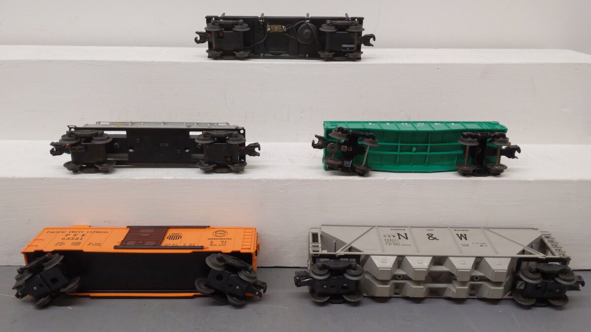 Lionel Vintage O Freight Cars: 2465, 6142, 6352, 6446-25, 3451 [5] EX