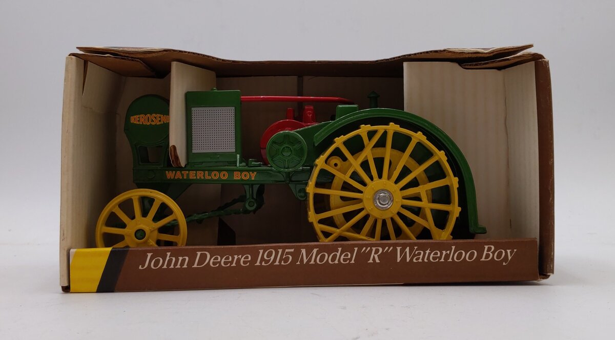 ERTL John Deere 559 1:16 Scale 1915 Model 