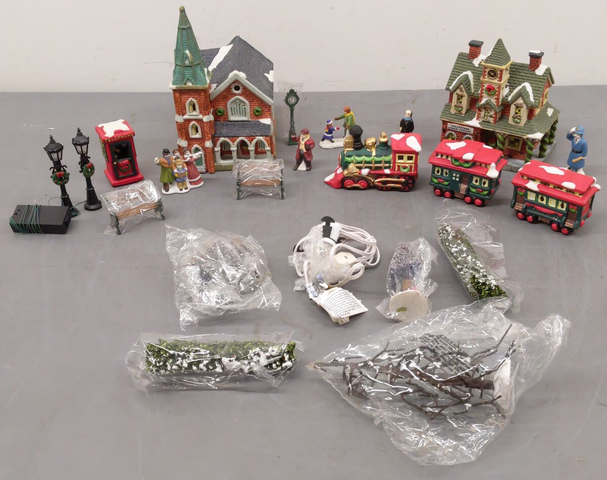 Greenbrier International Winter Village "Hollystone Train Station" Set EX