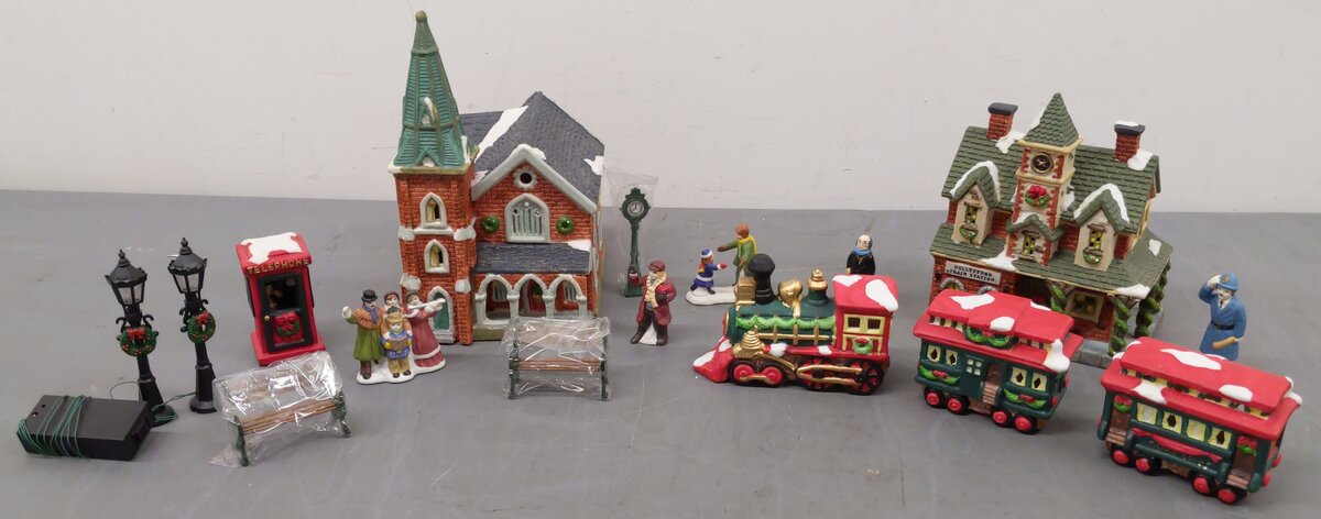 Greenbrier International Winter Village "Hollystone Train Station" Set EX