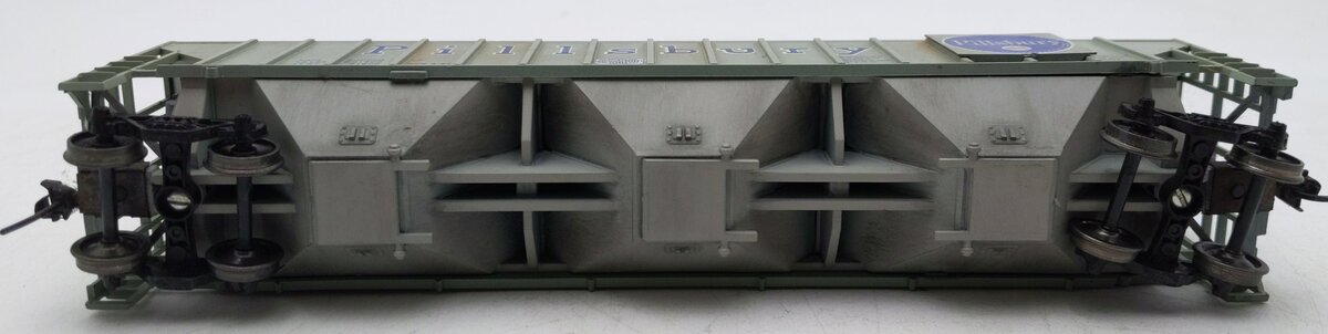 Walthers  HO Scale 39' Pillsbury 3 Bay Covered Hopper Weathered
